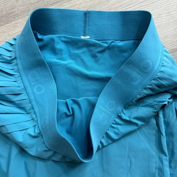 Alo Yoga Aces Turquoise Pleated mini skirt tennis shorts skorts Asymmetrical L