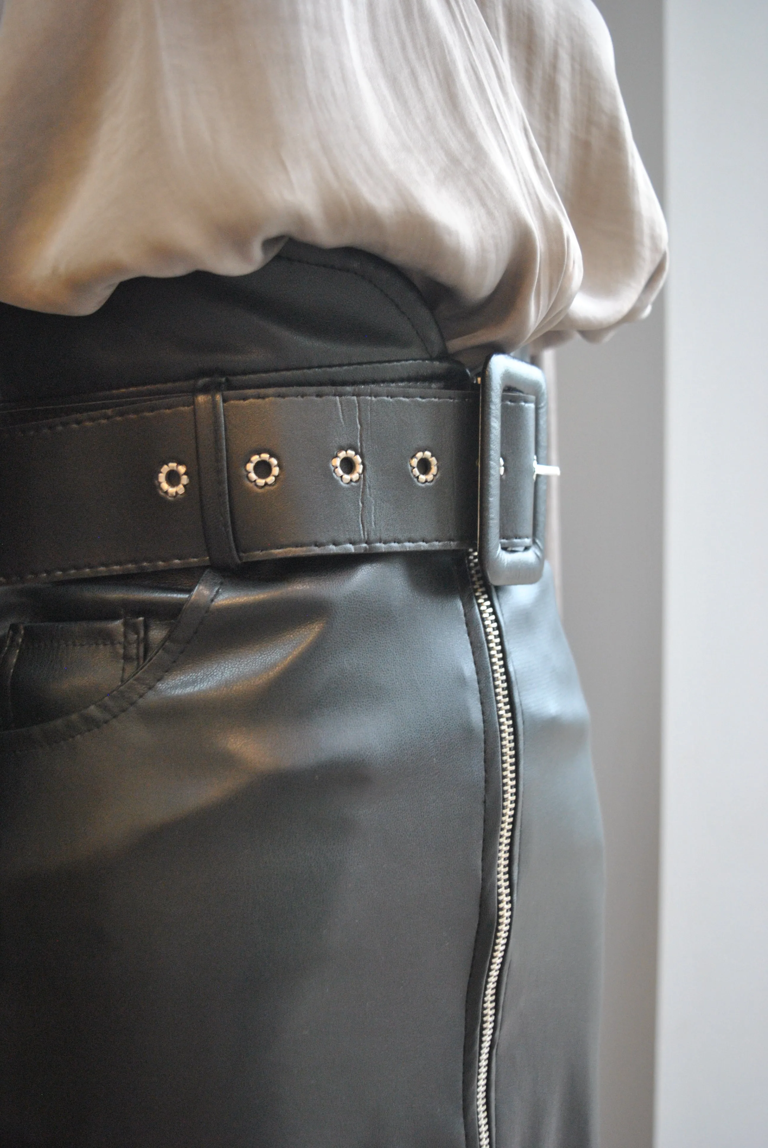 BLACK FAUX LEATHER HIGH WAISTED PENCIL SKIRT WITH A ZIPPER AND A BELT