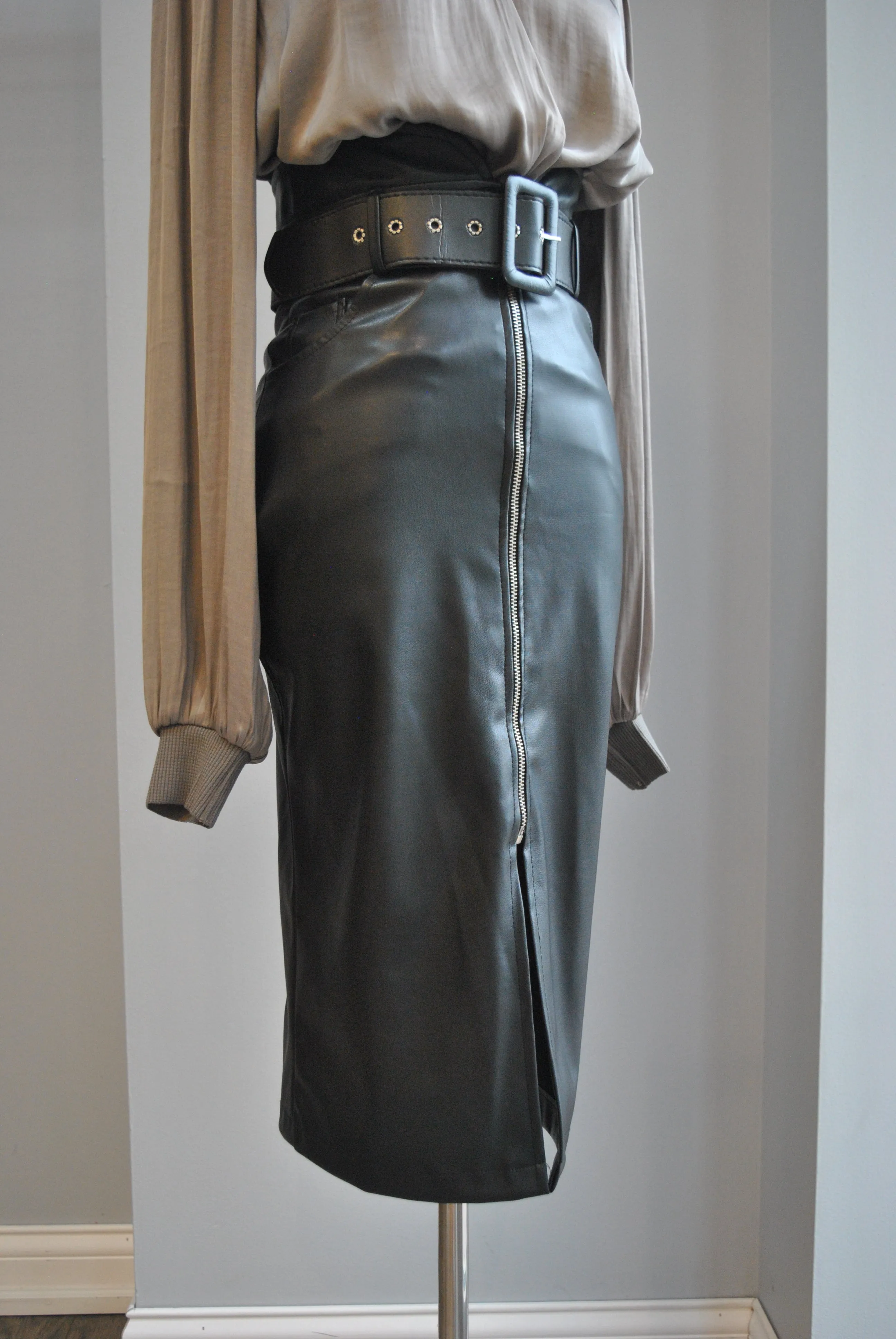 BLACK FAUX LEATHER HIGH WAISTED PENCIL SKIRT WITH A ZIPPER AND A BELT