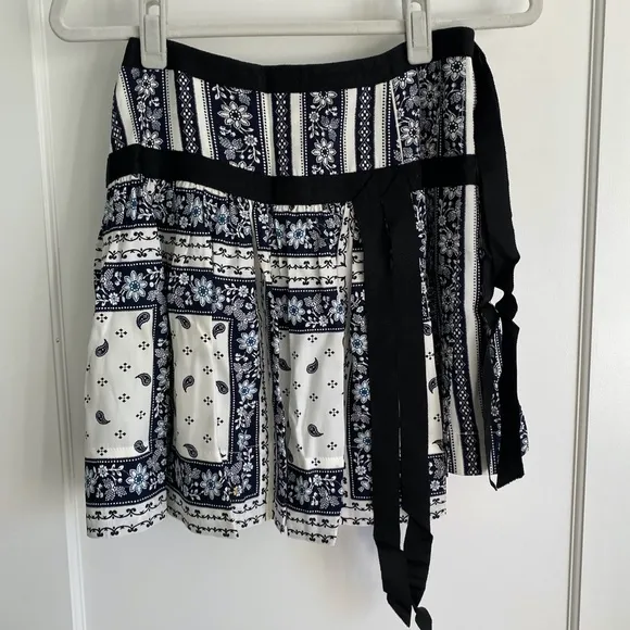 Cinq a Sept Skirt Amory Navy/White Bandana Print Silk Size 2 Pleated Mini