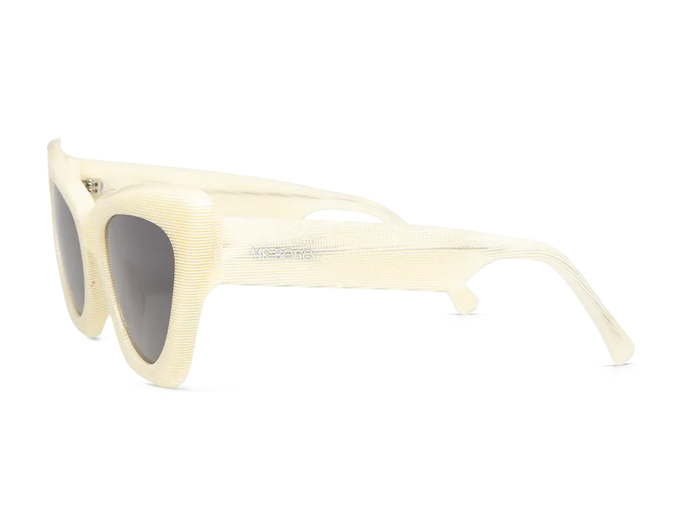 COCO BONDI WITH CLASSICAL LENSES