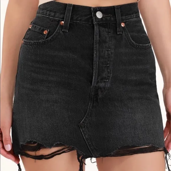 Levi’s Women’s Cut Off Ripped Black Washed Mini Skirt Size 25 NWT