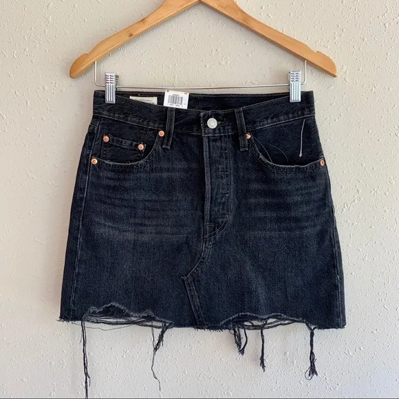 Levi’s Women’s Cut Off Ripped Black Washed Mini Skirt Size 25 NWT