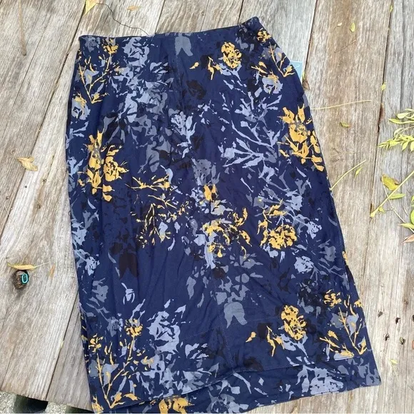 NWT Lisse Brogan Floral Pencil Skirt  Navy Blue Side Slits Medium Tummy Control