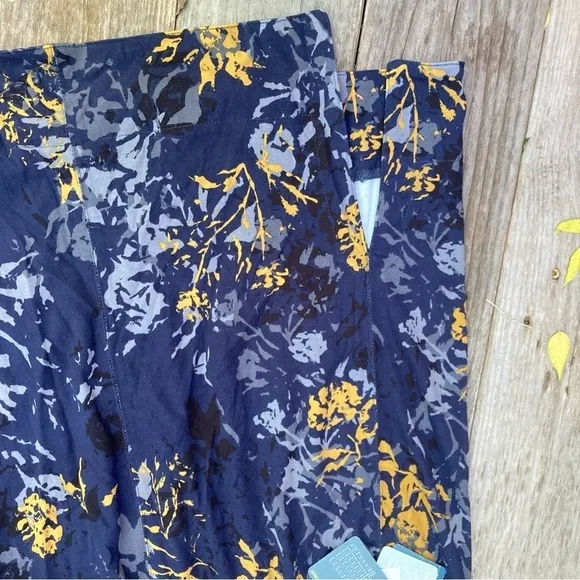 NWT Lisse Brogan Floral Pencil Skirt  Navy Blue Side Slits Medium Tummy Control