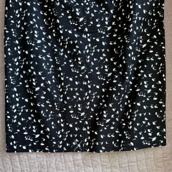 NWT🌻J. Crew Pencil skirt in daisy floral Size 4