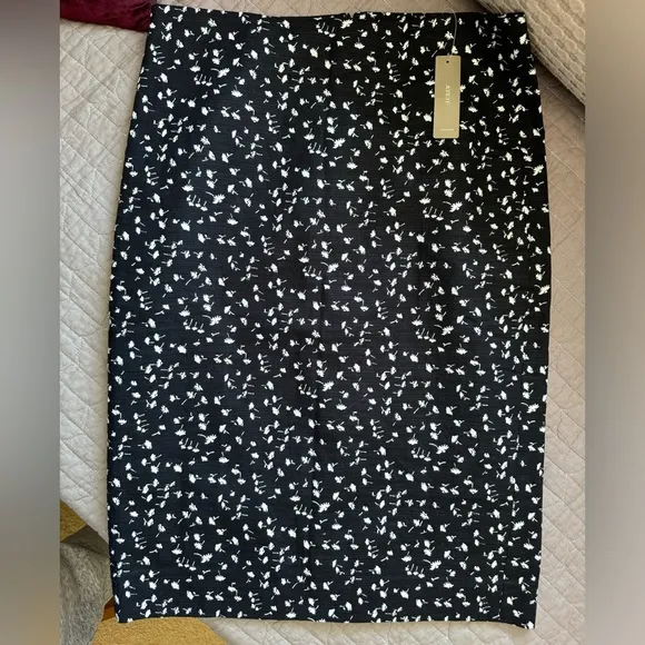 NWT🌻J. Crew Pencil skirt in daisy floral Size 4