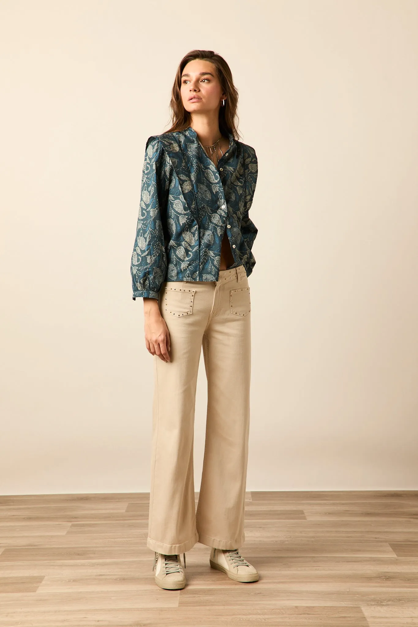 Pantalón tachas beige