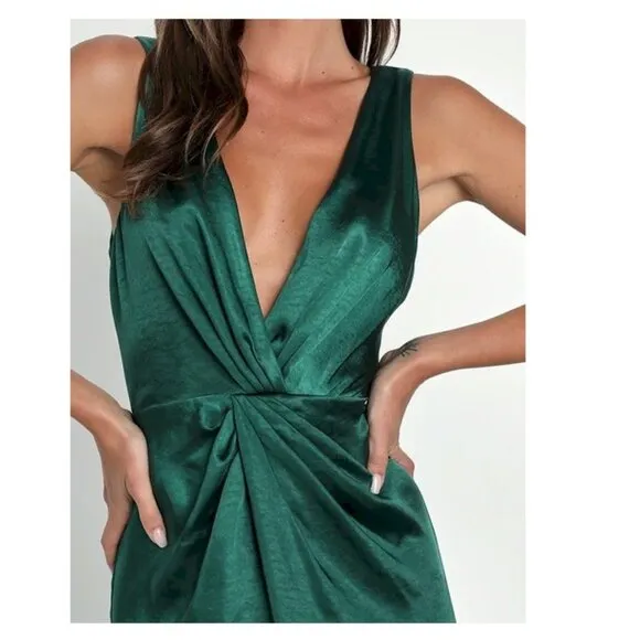 Perfect Refinement Emerald Satin Sleeveless Pleated Maxi Dress Size Small NWOT