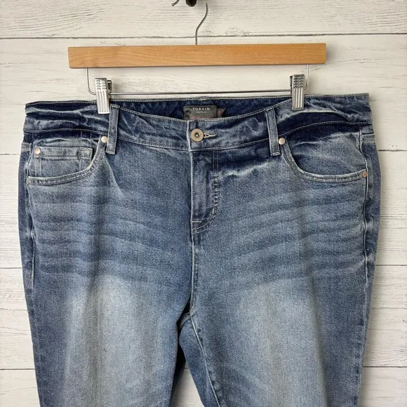 Torrid Perfect Slim Boot Classic Denim Mid-Rise Jean in Laurel Canyon 18