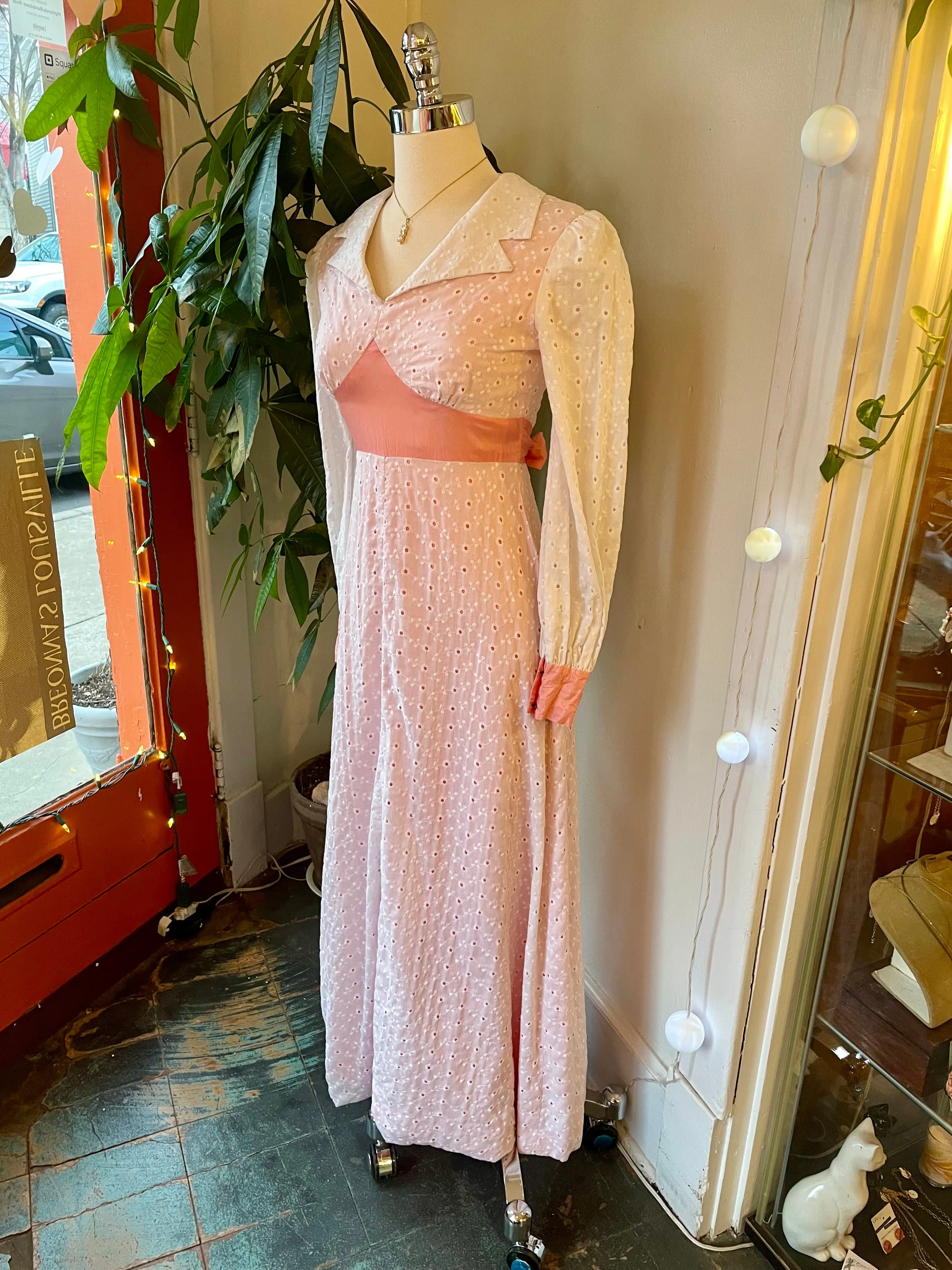 Vintage 60s 70s eyelet maxi dress // Sz small   (ht2400)