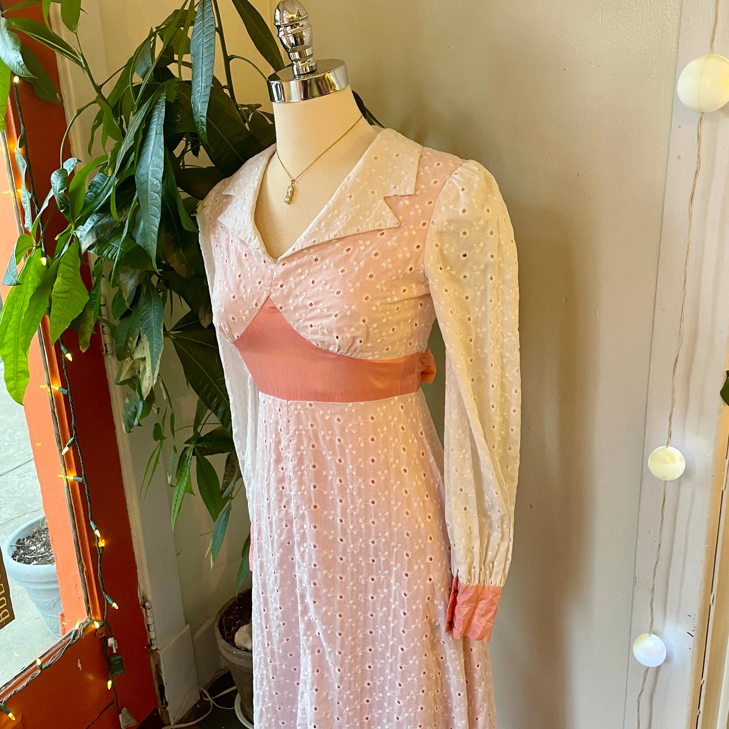 Vintage 60s 70s eyelet maxi dress // Sz small   (ht2400)