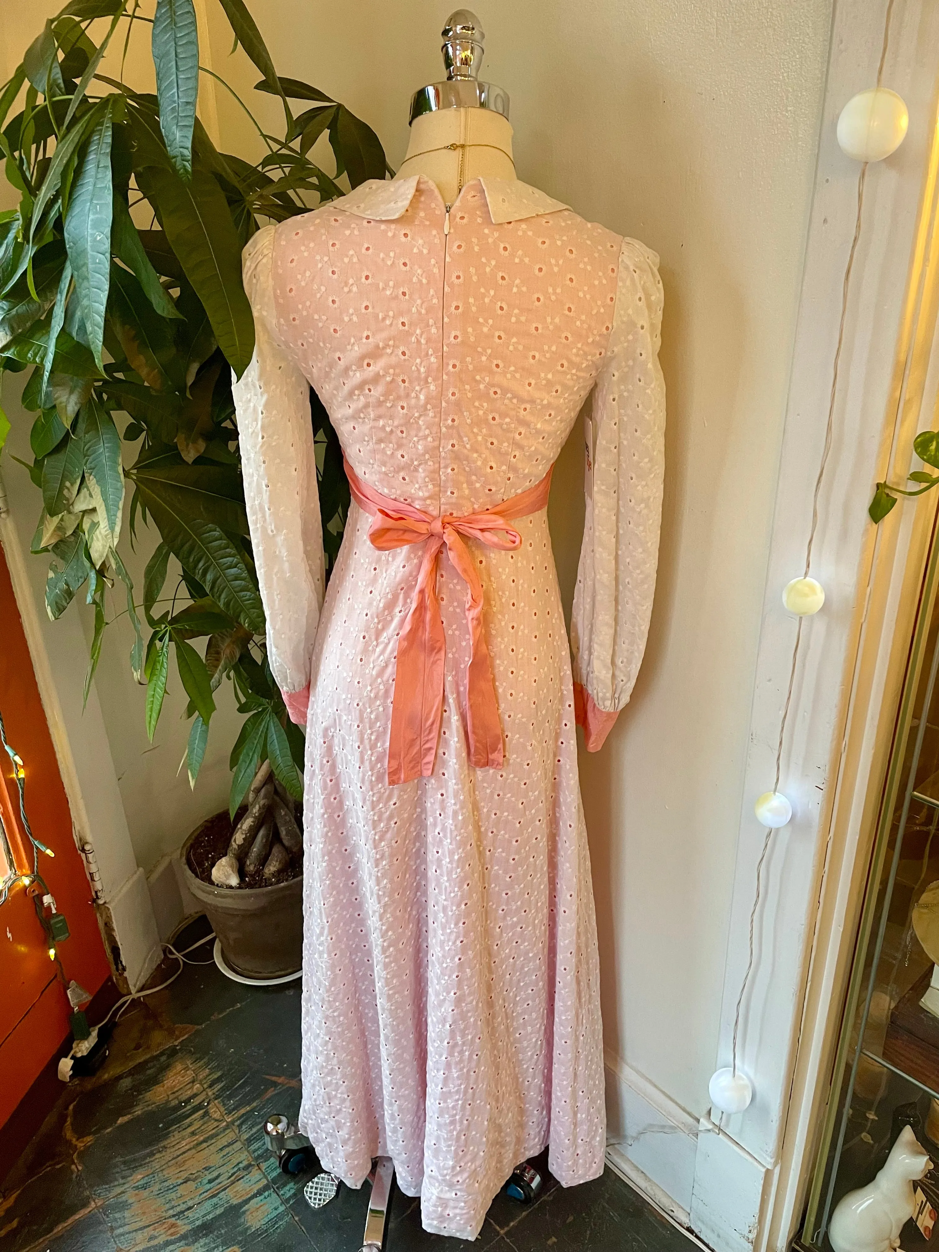 Vintage 60s 70s eyelet maxi dress // Sz small   (ht2400)