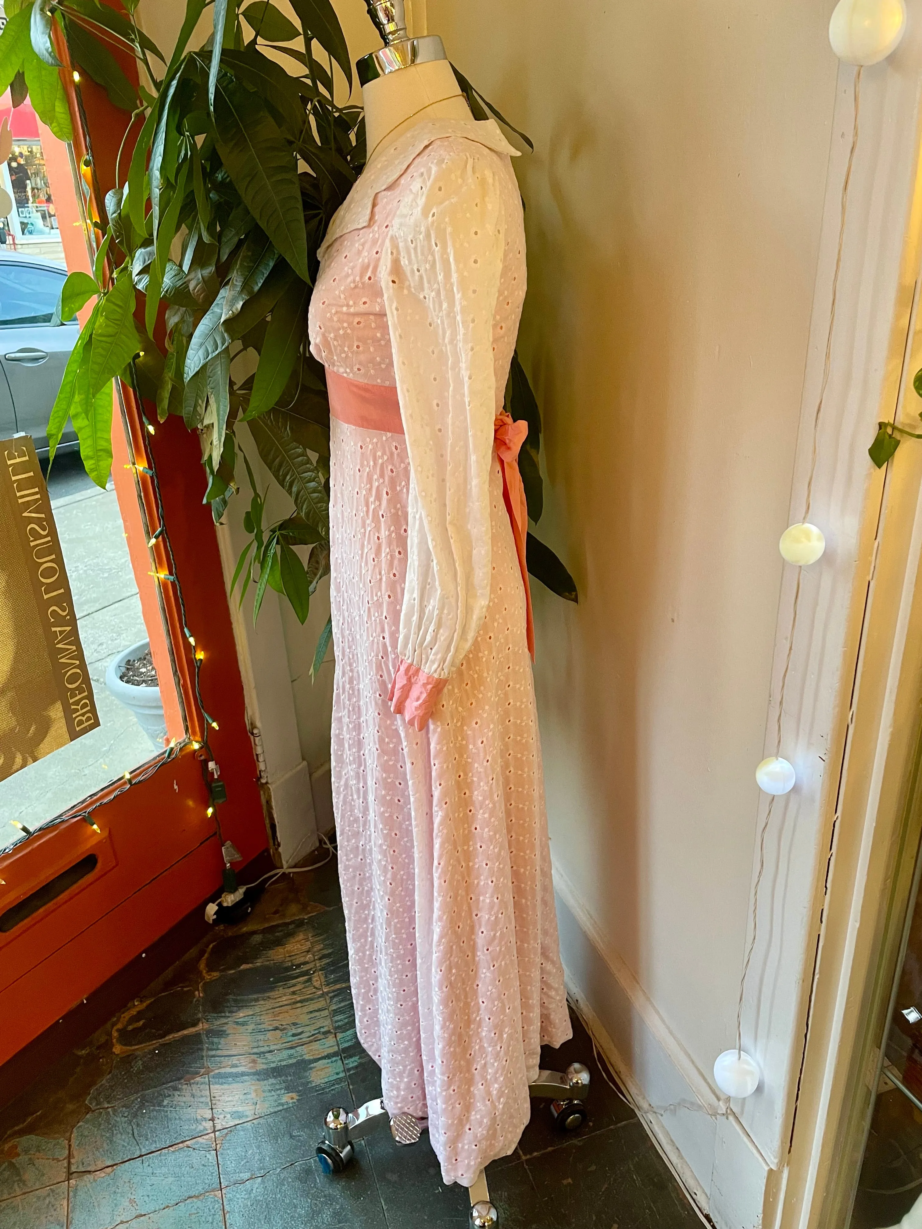 Vintage 60s 70s eyelet maxi dress // Sz small   (ht2400)