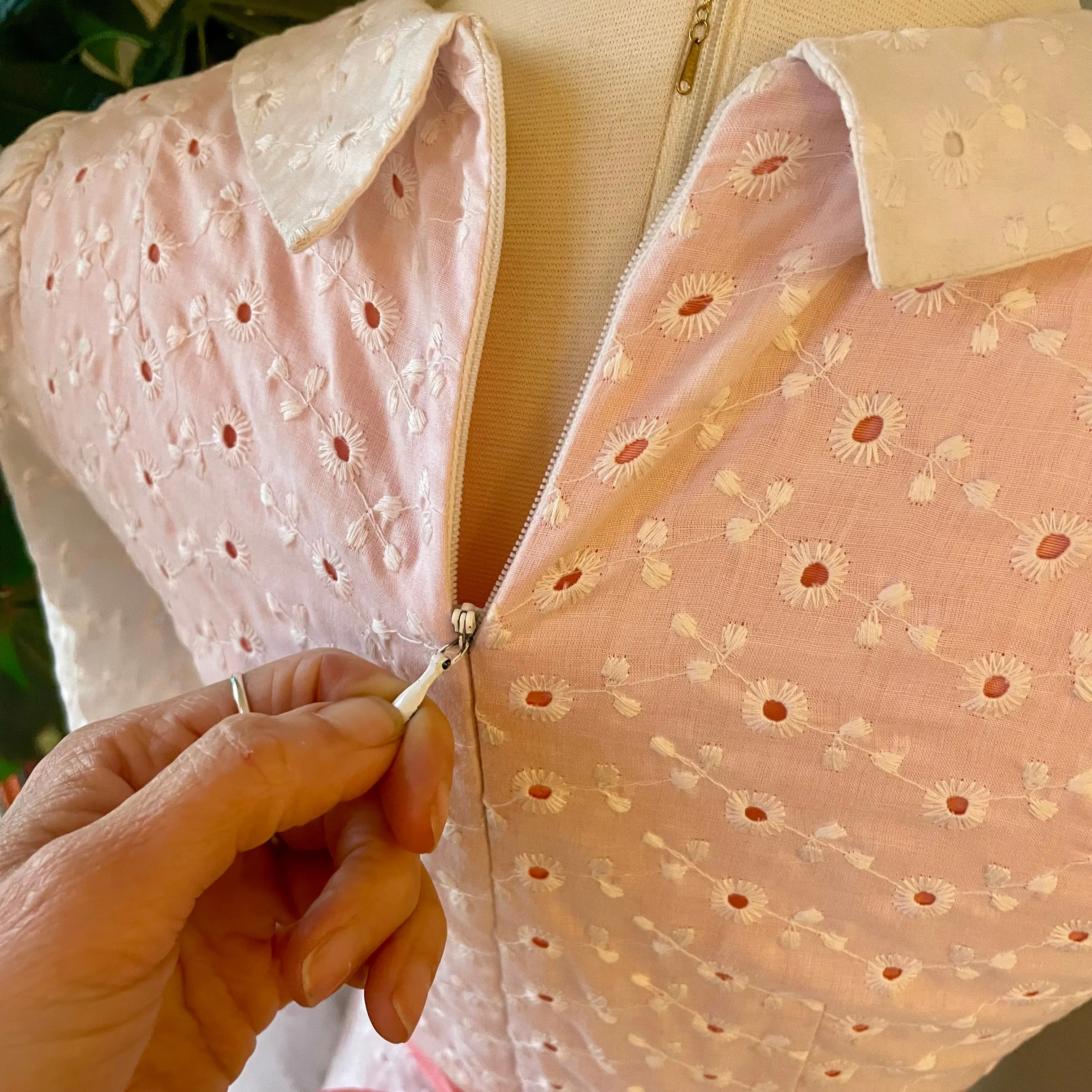 Vintage 60s 70s eyelet maxi dress // Sz small   (ht2400)