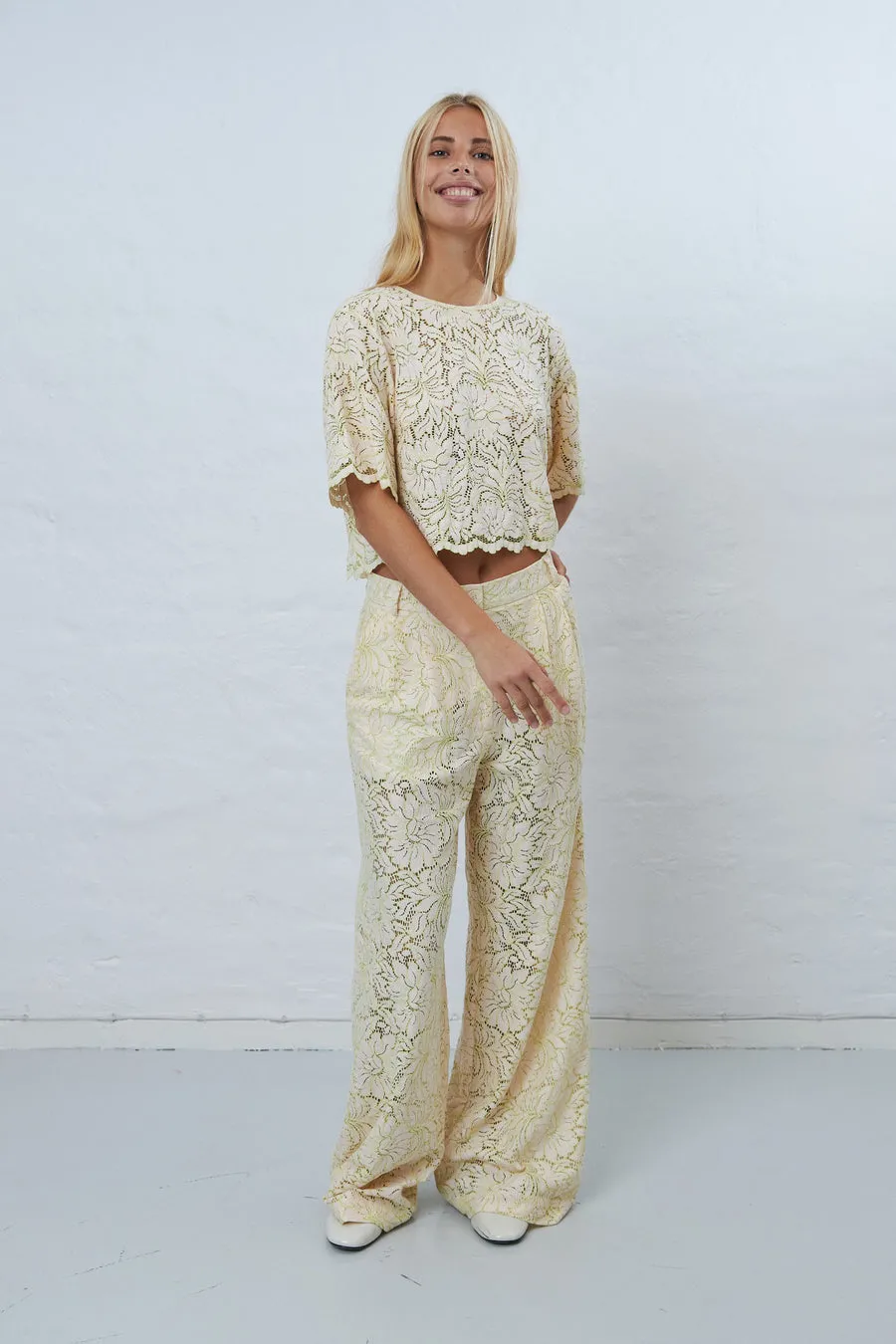W ROTATES Delicate Lace Cropped Top - Vanilla/Green Tea
