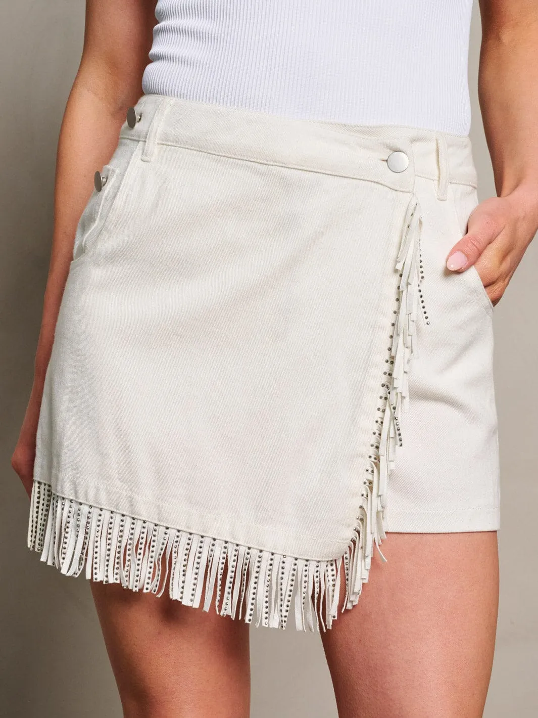 WOMEN'S BUTTON CLOSURE POCKETS FRINGE DETAILED DENIM MINI SKORT